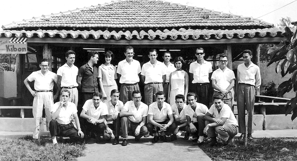 Data desta foto: 4 de outubro de 1964 - O Banco Bandeirantes do Comércio S.A. mantinha agência na rua Amazonas e foi uma referência entre os estabelecimentos de crédito até os anos 80. Essa foto registra um momento de confraternização da sua laboriosa equipe. Houve um almoço num restaurante localizado onde hoje é o calçadão, ao lado da Concha Acústica, e logo depois o pessoal se posicionou para a foto. Veja quem são eles, conferindo da esquerda para a direita. De pé: Dijesus Saraiva de Alencar, José Carlos Fernandes, Nilson Manzato, Jamili Abib Jorge, Sebastião Marques, o gerente Dalvo Guedes, Octávio Martins Nogueira, Fani Costa, Sérgio Pinheiro, Irineu Ibanez e Osvaldo Cruz Oliveira. Agachados, na mesma ordem: Vírginio Lima Neto, Américo, Adalberto José Doimo, Fausto Beloni, Waldir Gonçalves Marques, Moacir Francischetti, Valmir Anoni e Hamilton Martins. A foto pertence ao arquivo pessoal de José Carlos Fernandes, residente em Cardoso.