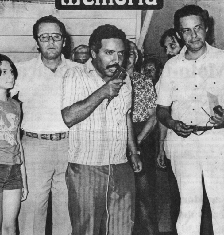 Lourival Gomes Veloso foi candidato a deputado estadual por Votuporanga. Esta foto é de novembro de 1978 em memorável comício do então MDB na Concha Acústica. Fer-nando Henrique Cardoso concorria para o Senado. Veloso obteve naquela eleição 4.836 votos. Votuporanga tinha na época um colégio eleitoral de 21.298 eleitores. De-zesseis anos mais tarde, Fernando Henri-que Cardoso chegava à Presidência da República. Na foto, aparece também o professor Iris Barbieri, uma das expressões políticas do MDB em Votuporanga.