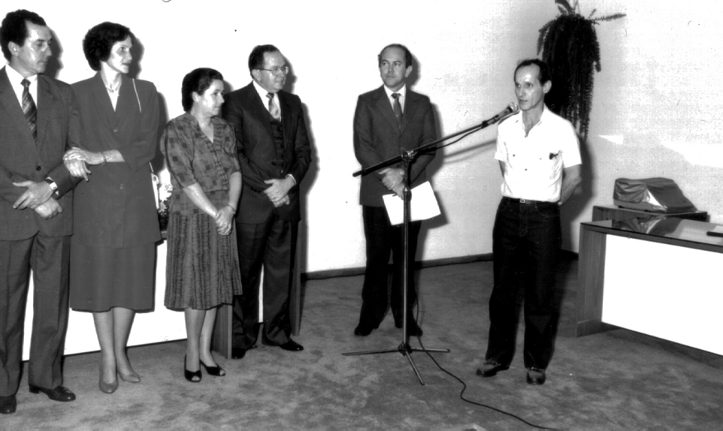 Em agosto de 1986 foi instalada a agência do Banco Bamerindus em Votuporanga, na rua Amazonas, na esquina com a rua Tietê. No ato inaugural aparecem nesta foto Nasser Gorayb, discursando pela Associação Comercial, tendo ao seu lado o jornalista Antonio Carlos de Camargo (responsável pelo cerimonial) e os bancários Moacir Leppos e esposa Izabel; Antonio José Viscardi e esposa Regina. A foto é do arquivo pessoal de Nasser Gorayb