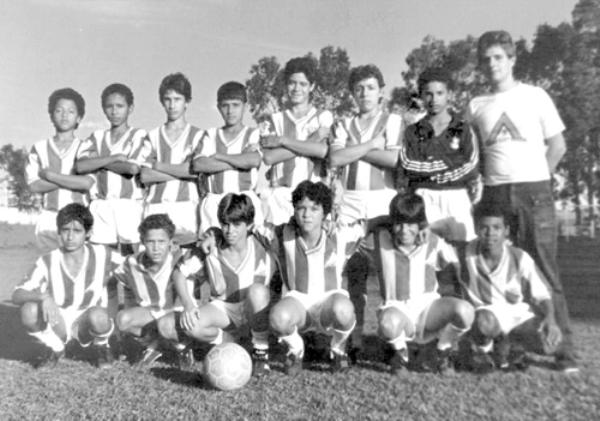 Juvenil de 1985 - Esse time infanto-juvenil brilhou no campo do ama-dorismo no ano de 1985 em Votuporanga. Na foto, perfilados no campo do Assary, confira a formação da equipe seguindo da esquerda para a direita, de pé: Fernando,Marco Antonio, Julio, Luciano, Melo, Júnior (Tubarão), Dori e Márcio Nascimento. Agachados: Marquinho, Esquerdinha, Marcelinho, Ulisses, Reganin e Fio. A foto pertence ao arquivo pessoal de Anésio Reganin.