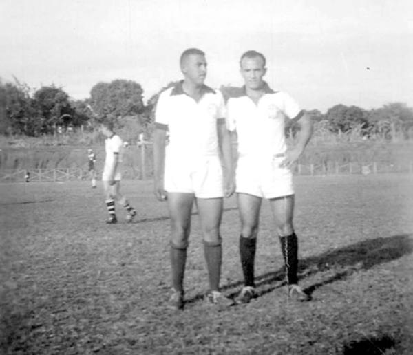 América F.C. -1949 - Este time antecedeu a AA Votuporanguense. Trata-se do América F.C. que disputava com o VEC- Votuporanga E.C., a supremacia de representar a cidade no esporte. O campo do América ficava onde hoje está a SAEV (caixa dágua). Os mais antigos lembram com saudades desse time que tinha entre outros o habilidoso Argemiro da Silva (Bibilo) que nesta foto aparece ao lado do companheiro de clube Antonio Ferreira Victor (Toco). A foto pertence ao arquivo pessoal da família de Argemiro da Silva (Bibilo) e nos foi enviada pelo Dagoberto José Mira Alves (Dago).