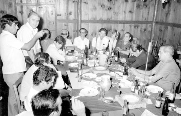 Almoço dos Industrais - A foto é do início dos anos 70. Um grupo de empresários de São Paulo foi recebido em almoço na AABB. A pauta da reunião era convencê-los a  instalar uma filial da Piraspuma  (produtora de espuma industrial). Assim,  nasceu a Piraspuma D´Oeste, instalada no Bairro da Estação e que teve como gerente Léo Adolfo de Araujo Pinto. Aparecem na foto os industriais: Antonio Batista Pereira (AB Pereira), o médico Valter Eleutério Rodrigues, os irmãos Joaquim e Nélson Ferreira da Costa, Nasser Marão, entre outras personalidades da época.