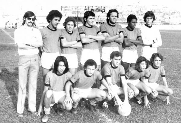 Esta foto é do ano de 1973. É a representação esportiva da Vila Paes que levou o nome do bairro no Campeonato Amador e jogos amistosos pela região. Da esquerda para a direita, em pé: o treinador Nélson Olgado, que também respondeu pela diretoria esportiva do Assary Clube de Campo, seguido de Moisés, Maurício Grippi, Zanin, Carlão, Quincas e Flávio. Agacha-dos: Massao, Madalosinho, Galo, Paulinho e Cecílio. A foto pertence ao arquivo pessoal do Carlão.