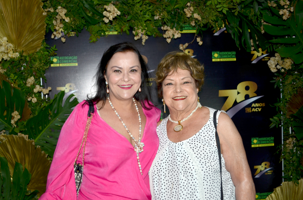 Cláudia Arantes e sua mãe, Alicinha Arantes, celebraram os 78 anos da ACV em um jantar especial. Durante a ocasião, foram homenageados os parceiros que fazem a diferença. Um agradecimento especial à Albatroz Honda, patrocinadora master do evento. Momentos que fortalecem laços e celebram conquistas!