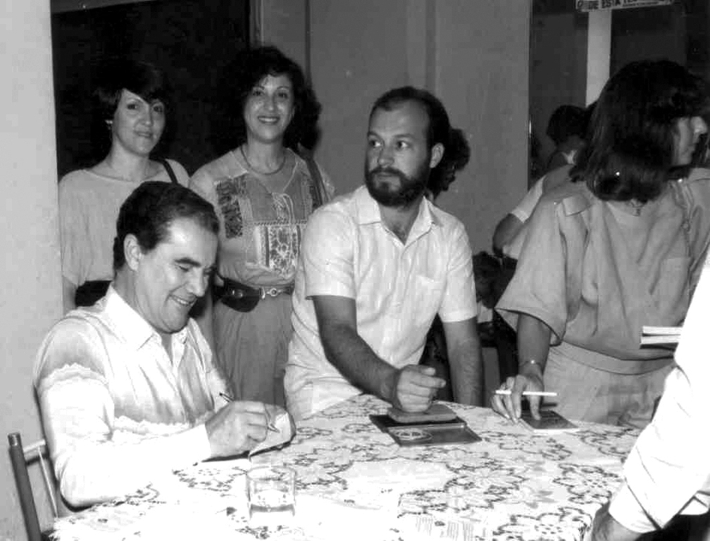 O festejado tribuno espírita Divaldo Pereira Franco sempre foi recebido em Votuporanga com entusiasmo pela comunidade espírita e simpatizantes. Nesta foto, uma das suas visitas à cidade nos anos 70. Aparecem em primeiro plano Divaldo Franco e Divaldinho Mattos. Atrás deles, Célia Cal Zocal e Cecina Grisi