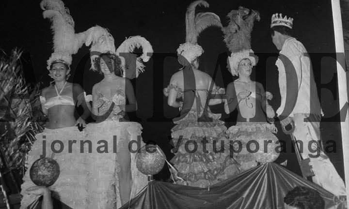 Na sede do Votuporanga Clube, palco dos maiores bailes carnavalescos dos anos dourados um flash do momento da apresentação no concurso de fantasias. Destaque para Maria Lucia Boenen, Vania Farinazzo e Rosana Vilar, entre outras.

***Confira mais desta coluna em nossa edição impressa e online para assinantes.