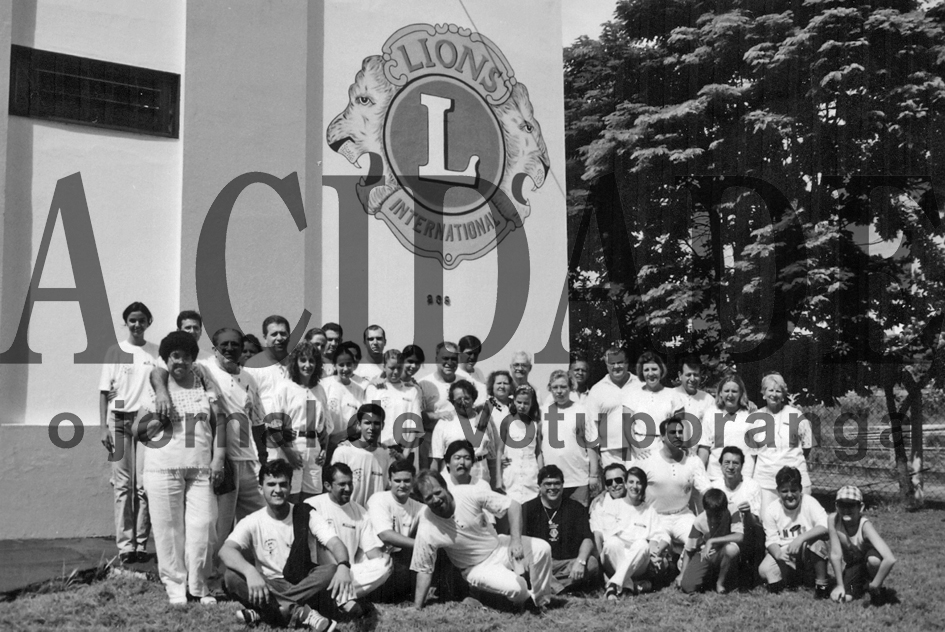 Após uma ampla reforma na sede do Lions Clube de Votuporanga, os leões e domadoras decidiram posar para uma foto. Aqui estão todos os integrantes daquele clube de serviço na época. Os jovens faziam parte do Léo Clube e somaram na realização de um grande evento. 

***Confira mais desta coluna em nossa edição impressa e online para assinantes.