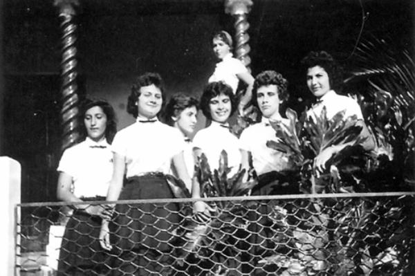 Normalistas de 1958 - Nesta foto, alunas do 1º Normal do Colégio Estadual e Escola Normal “Dr. José Manoel Lobo”, ano 1958. Confira da esquerda para a direita: Nancy, Lenita, Vera, Heloísa, Sílvia e Ássima; no fundo, Adnéia.  Elas fazem parte do grupo de pro-fessorandos que está comemorando 50 anos de formatura. A foto do arquivo pessoal da professora Vera Maria Salgado Xavier”.\r\n