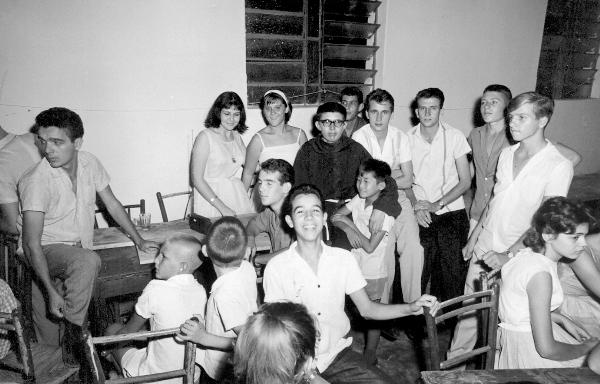 Festa da Juventude - Veja quem são os personagens que aparecem nesta foto com o saudoso Frei Arnaldo. Da esquerda para a direita, em pé: José Carreteiro, Heloisa Helena, Maria Helena Munhós, Frei Arnaldo, Urbano Doimo, Segundo Braolhos, Edu Barbieri e Zézo Ferrari. Sentados: Édison Cóculo Martins e Lenin De Haro. A foto é do dia 4 de abril de 1963. 