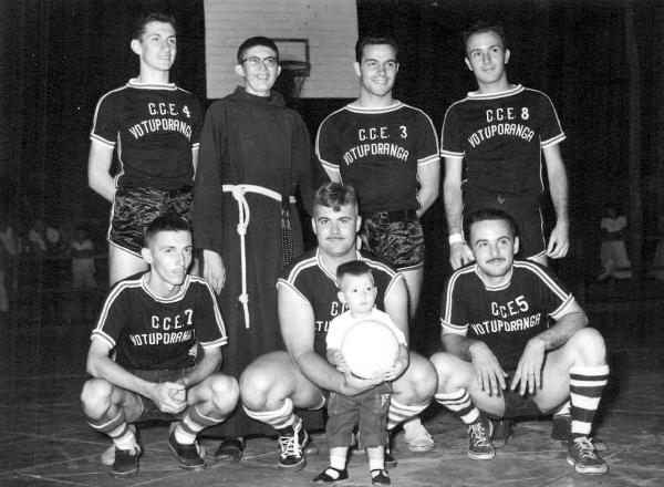 Time de Vôlei - Um grande esportista, corinthiano fanático, Frei Arnaldo fazia amizade, incentivando a prática de esportes. Nesta foto, ele aparece na quadra do CEEN - Colégio Estadual e Escola Normal com o time de vôlei de Votuporanga. Confira a partir da esquerda, de pé: Marcelo Van Haute, Frei Arnaldo, Prof. Milton e Prof. Carlos Alberto . Agachados: Prof. Benedito, Prof. Abílio Calille, Prof. Laerte Beline Pereira. O mascote é o Abilinho Calille. Foto do Édison Cóculo Martins.