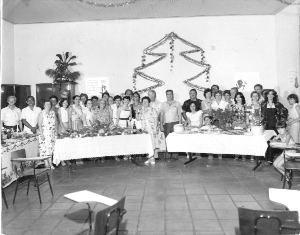 Homenagem aos professores  - Com esta foto, saudamos os professores de todos tempos pela passagem do seu dia, amanhã, segunda-feira. Trata-se de um registro fotográfico do jantar de confraternização da Delegacia de Ensino de Votuporanga, na noite de 22 de dezembro de 1981. O local foi o antigo prédio da Delegacia de Ensino, que se localizava na rua Pernambuco esquina com a rua Paraiba. Veja quem aparece na foto conferindo a partir da esquerda: tio Batista Berlotte, sr. Ramiro, Nazima, Aparecida, Iranir Benfate, Rute, Maira, Juraci Lupo, Candida Clara Cavaleri, Elza Maria Fava, Lourdes Marlene, Regina Aydar, Roseclê, Lenice G. Victorino, prof. Jair de Campos (delegado de Ensino), Clarice Gil, Maria Amélia, prof. Eliseu, dr. Danilo, Cleide, Ivone (agachada), prof. Benedito Israel Duarte (delegado de Ensino), Esmeralda Góes Homa, prof. Iris Barbieri, Olga Balbo Ferreira, Alice Kfuri, prof. Valdir de Oliveira, Zélia Poiani, Nivaldo Melara, Cidinha Cavalari, Rose Mary, Marina Fileto, Karina Góes Homa (filha da Esmeral e que foi Miss). A foto é do álbum da Lenice Victorino, esposa do presidente do Assary José Carlos Victorino.