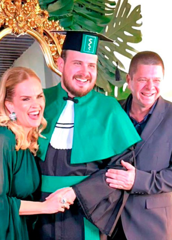 Amanhã, 21 de novembro, o médico Dr. Caio Cavenagui Dias celebra mais um ano de vida, data que enche de orgulho e alegria seus pais, Grazi Cavenagui e Paulo Marcos Dias. Com o coração repleto de gratidão, eles festejam a trajetória do filho e dedicam a ele todo o amor neste dia tão especial. Parabéns, Dr. Caio! Que este novo ciclo venha iluminado por saúde, prosperidade, conquistas e muitas bênçãos.
Na foto, um registro afetivo de um momento de comemoração em família.
