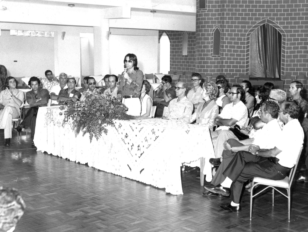 Ano de 1973. O empresário Áureo Ferreira discursa ao ser empossado presidente do Votuporanga Clube. O primeiro da esquerda é o apresentador de televisão Amaury Júnior, na época jornalista em Rio Preto. Na sequência podem ser identificados: Nasser Marão, Roberto Lima Campos (vice-prefeito), Luiz De Haro (prefeito), Áureo Ferreira, o prof. Cícero Barbosa Lima Junior (que havia deixado a presidência do clube), professora Chamena, entre outras personalidades da época.