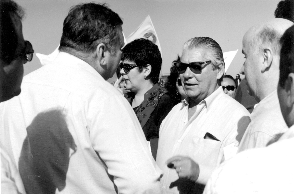 O governador Mário Covas aterrissou no aeroporto “Domingos Pignatari” de Votuporanga no dia 21 de setembro de 1996, às 9 da manhã, em campanha política. Na foto, ele era recepcionado pelo prefeito da época Pedro Stefanelli Filho com grande festa. No discurso já se anunciava a duplicação da rodovia Euclides da Cunha.