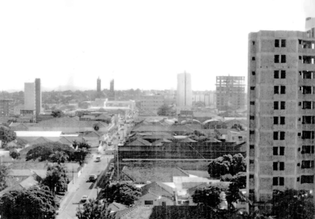 O edifício comercial Julieta, inaugurado por Mário Pozzobon em 8 de agosto de 1982, deu largada a era da construção vertical em Votuporanga. Foram diversos edifícios erguidos, quase todos ao mesmo tempo e que marcaram a arrancada dos arranha-céus em Votuporanga. Esta foto é dos anos 80 e aparecem em fase de construção os edifícios Monte Castelo (à frente) e Miguel Nucci (ao fundo), ambos na rua Pernambuco. A foto é do arquivo do jornal.