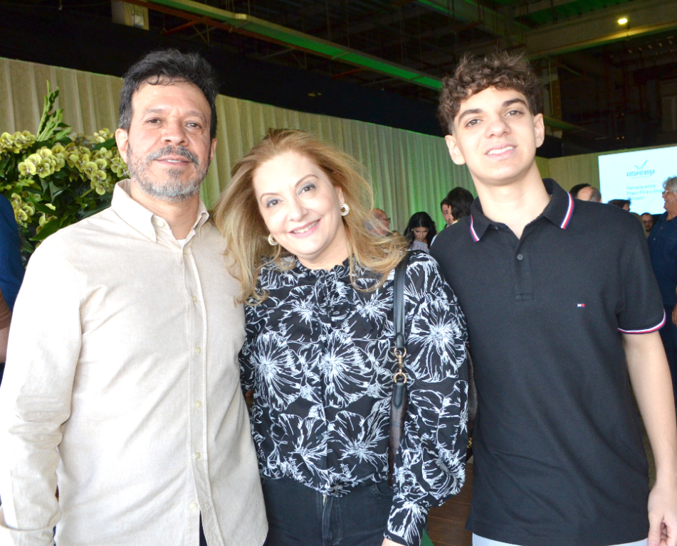 Herivelton Mejan, Giseli e o filho Caio, marcaram presença no coquetel que celebrou a retomada das obras do tão aguardado Shopping Votuporanga. Com uma vasta experiência no mundo empresarial, Herivelton destacou a importância deste empreendimento para a cidade. Para ele, a chegada do shopping representa um marco significativo, pois reúne consumo, lazer e cultura em um só espaço, além de atrair consumidores de toda a região, impulsionando a economia local e regional. Um momento de celebração para Votuporanga e um passo importante rumo ao desenvolvimento!