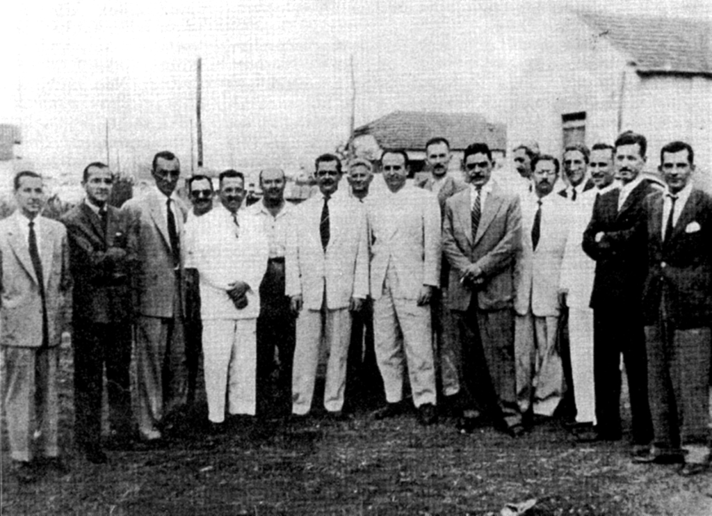 Na manhã de 7 de setembro de 1951 eles participaram do ato de lançamento da pedra fundamental para a construção do prédio próprio da Associação Comercial, Industrial e Agropecuária de Votuporanga. Confira da esquerda para a direita, entre outros: Egas Munis de Oliveira, Pedro Tagliavini, Hernani de Matos Nabuco, João Santaella, os médicos Martiniano Salgado, dr. Orlando Van Erven Filho, Othogamis Luiz Arantes, dr. Antonio Camarero, Wilson Cordeiro de Brito, Jonas Rodrigues dos Santos, os advogados Wilson de Souza Foz, dr. Joaquim Franco Garcia, Alfredo Rodrigues Simões (Cavaco), Andersen Luiz Arantes, Cornélio D. Martins e Wilson Lapa. Fotos do arquivo da Associação Comercial. 