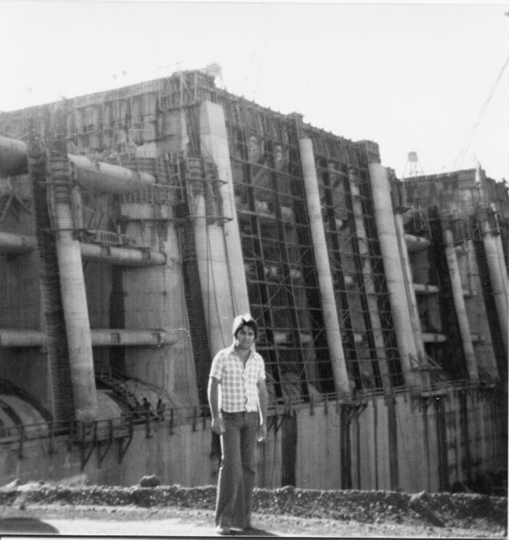 Ano 1976 – Mais uma relíquia do álbum de Rubens Criado onde ele aparece diante da montante de Água Vermelha. Era uma etapa de construção da Usina entre os estados de Minas e São Paulo. Segundo Criado, neste patamar da obra, as águas do Rio Grande foram desviadas a esquerda em terras do Estado de São Paulo. Rubens Criado se orgulha de haver acompanhado a construção daquele gigantesco complexo energético. 