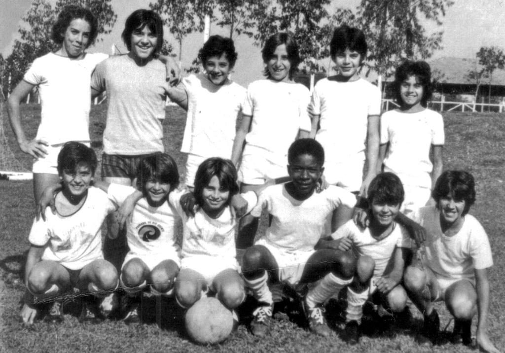 Ano 1972 - Esses garotos aí da foto, montaram a equipe Mirin da Igrejinha São Bento (ainda não era Paróquia). Naquele dia, o time ficou perfilado para o flash quando tinha pela frente um jogo difícil diante da equipe Mirin da AABB. Porém, com a bola rolando, não deu outra: o resultado final foi 2 a 1 para os garotos da foto. Veja quem são eles, conferindo a partir da esquerda de pé: Júlio Cesar, Júnior Pinduca, Júnior Chinbilico, Fernando De Haro, Fábio Costa e Renatinho Bueno. Agachados: Élcio Blaya, Joninhas, Darci Simões, Wellington (Vulto), Jarbs e Roberto (Betão da Renner). A foto pertence ao arquivo pessoal de Wellington da Silva (o Vulto).