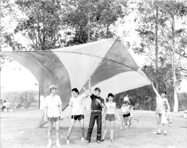 No ano de 1985, o Campeonato de Pipas e Papagaios do Assary Clube de Campo, aconteceu no dia 1º de setembro. Esta foto é daquele tradicional evento. Esses jovens apresentam a “obra deles” que coloriu o céu do Assary naquela festiva manhã. Veja quem são eles: Rogério Commar, Vinicius Commar, Marcos Olívio Figueiredo, Deborah Commar e José Carlos Silva. A foto é do arquivo pessoal de Rogério Comar.