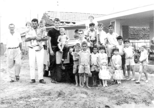 Um encontro de vizinhos, moradores no Jardim Marim, nos anos 60. Graças a colaboração da senhora Carmem Furlani,  identificamos a maioria dos personagens desta foto: Dante Furlani, Zecão (tendo no colo Janice e João Carlos  Parreira), Antonio Bianchini (Toninho), no colo dele José Carlos (Cutica), Arnaldo Xavier da Silva, Jesus (da vaca), Nélson Parreira Duarte, Malito e a menina da direita é Neusa Bianchini Ferreira. Detalhe: a família Parreira mudou-se para  Cáceres- MT. A foto é do arquivo pessoal de  Arnaldo Xavier da Silva.