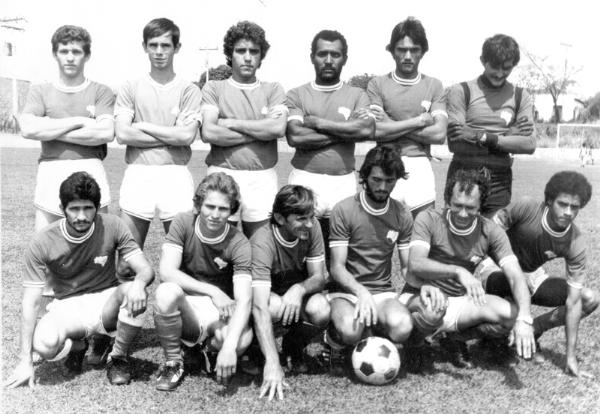 Esse time disputou o Campeonato Amador da cidade em 1980. É a equipe dos Marianos da São Bento que tinha como diretor e relações públicas Gerônimo Camargo. O técnico era o Demazão. O time fez sucesso na competição. Veja a formação conferindo da esquerda para a direita, de pé: Gilmar (Maurin), Pancho, Ivo, Zé Touro, Jovair (Binda) e Admir. Agachados: Fernando (Raspataco), um não identificado (dizem que era de Boa Vista dos Andradas), Elcio (Neno), Antonio de Paula (Tonhão do Correio), Pedro Camargo (irmão do diretor do time) e Bobrinha (funcionário da Casa da Agricultura). A foto é de Antonio de Paula.