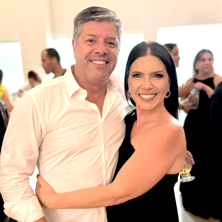 Ana Carolina Morini  abre sorrisos para agradecer por mais um ano de vida que será comemorado na próxima segunda-feira (28). Ela compartilha esse momento especial com toda a sua família e amigos e recebe todo o amor e afeto de seu marido Paulo, junto a ela na foto. Parabéns Carol! Felicidades pelo novo capítulo de vida, que nele seja registrado apenas palavras de vida, saúde e alegria. Feliz aniversário!!!