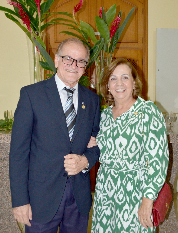 O sábado hoje é alegre e festivo para o querido Dr. José Maria Gonçalves Filho, médico pediatra, que completa mais um ano de vida. O dia será cercado de alegria e amor, com a presença de amigos e familiares que não pouparão felicitações e homenagens ao aniversariante. Entre os momentos marcantes, uma foto especial ao lado de sua esposa, Maria Luiza Dionísio Gonçalves, que o abraça carinhosamente. Parabéns, Dr. Zé Maria! Que sua vida continue sendo repleta de bênçãos e luz!