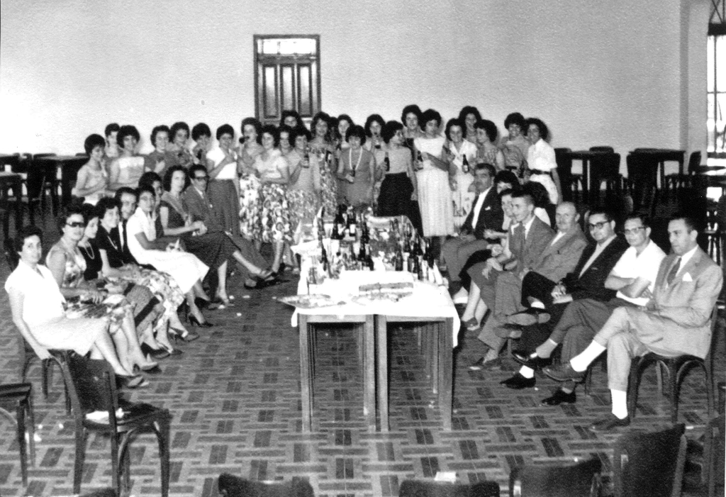 A foto é do dia 15 de outubro de 1959 (Dia do Professor) e foi feita na antiga sede do Votuclube. Confira quem são os alunos que aparecem de pé, da esquerda para a direita: Nancy, Azélia, Heloisa, Thirlei, Antonia, Ofélia, Dulce, Angélica, Maria José, Vera Salgado, Assima Abdo, Lurdinha Puglia, Ana Maria Buck, Vera Almeida, Ivana Riva, Adineia, Regina, Marisa, Doroti, Marilena Mainardi, Leniita Esteves, Alice, Marlene Mantovani, Ilda e Marilene Athanásio. Sentados na esquerda os professores: Amanda, Herothides, Branca, Anice Ayres, Nilton, Elsa Babá, Dianá e Giomar. Na direita: Rachid Homsi, Wanda Maia, Benedito Robert, Dr. Salgado, Benedito Israel Duarte, Azor e João Nucci