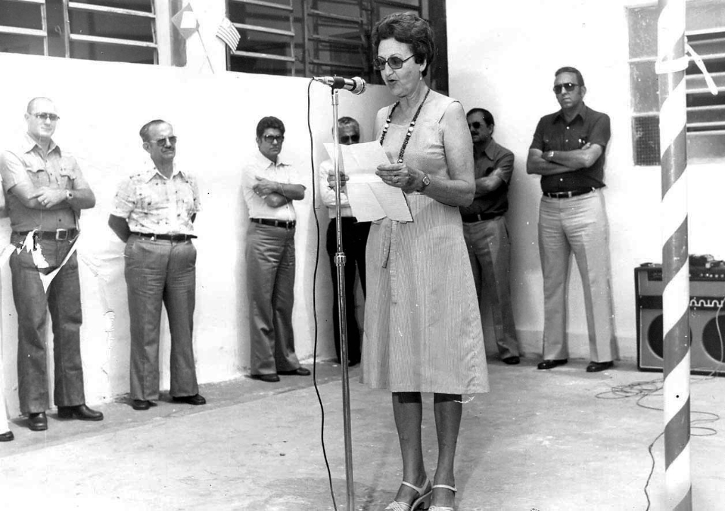 A foto é de um ato inaugural no Centro Social de Votuporanga. Na oportunidade discursa para as autoridades a então presidente da entidade, senhora Diva Blundi Frederico. No fundo, aparecem entre as autoridades, o Coronel Cláudio Manoel Romeiro Junior, o comerciante João Santaella e o ex-prefeito João Antonio Nucci. A foto é do arquivo do Centro Social de Votuporanga.