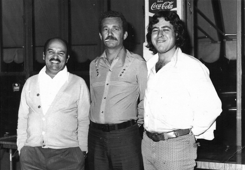 Esta foto é de 1975. Após um evento cultural, alguns dos membros da Comissão de Educação e Cultura, da Prefeitura, nomeados pelo prefeito Luiz Garcia De Haro, se apresentaram no palco da Concha Acústica. A partir da esquerda, o professor Geofrey Vieira, recentemente falecido; o saudoso jornalista Luiz Rivoiro e João Carlos Ferreira, num momento de extrema descontração. O fotógrafo Gercino Davanço (também de saudosa memória), do Foto Davanço, disparou o flash e eternizou  a brincadeira.  Foto arquivo  A CIDADE