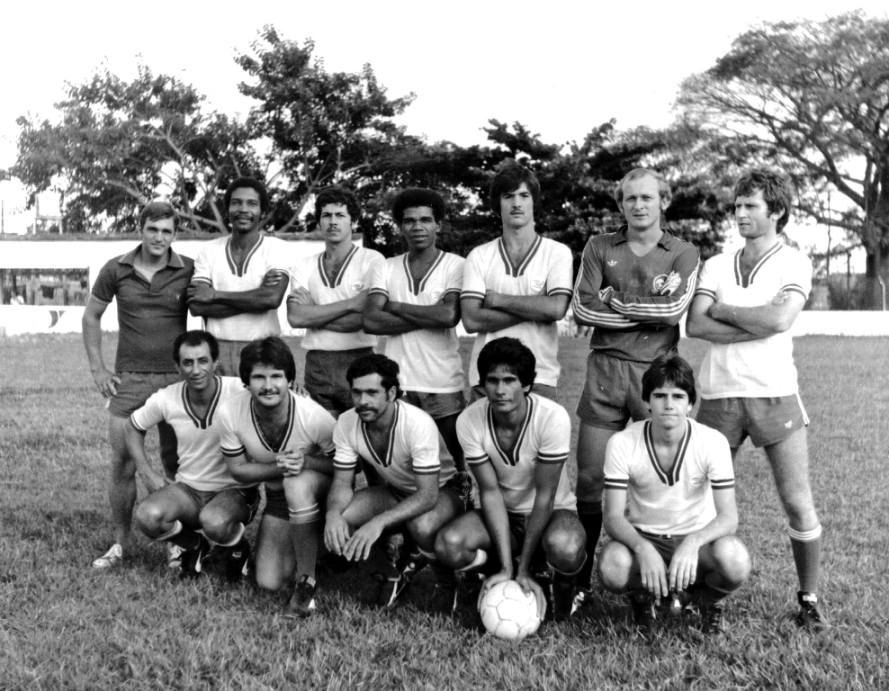 Com a sua formação tradicional no final da década de 70, aí está a equipe da Jowanel perfilada para um jogo no campo da Ferroviária da Estação. De pé, a partir  da esquerda: Nílson, Diva, Joãozinho, Zé Lazaro, Olivio Scamati, Zé Branco e Zé Carlos (Cecê). Agachados: Dagoberto (Dago), Toniquinho, Miltinho, Betinha e Portuguezinho