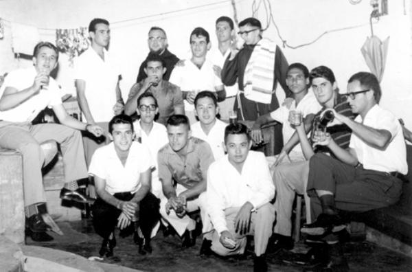 No banco da praça - Manhã de sol, circulando pela praça central, Frei Arnaldo com os amigos Luiz Carlos Escudeiro e Edison Coculo Martins. A foto é do início dos anos 60 e pertence ao album de Edison Martins (Baiano).