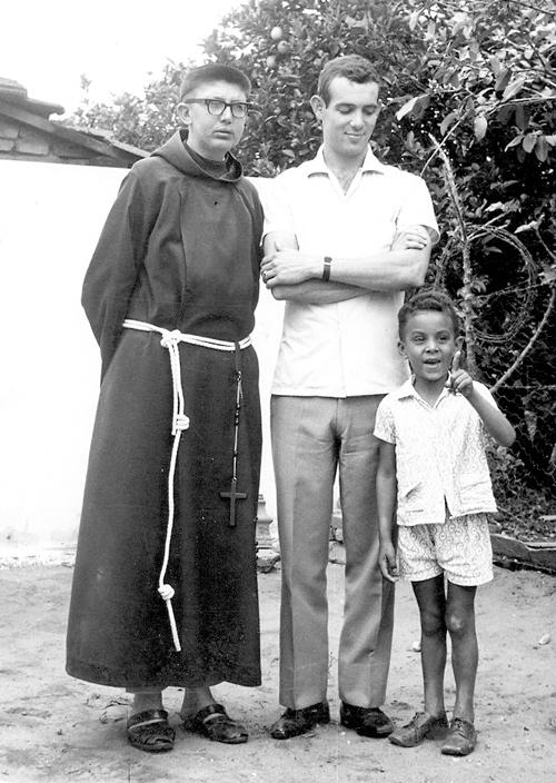 Na Creche - Visitas às creches e orfanatos eram rotinas na vida do sacerdote. Nesta foto dos anos 60 ele aparece numa creche ao lado seu amigo Édison Cóculo Martins (Baiano)  e Zezinho (garoto da Creche) . A foto é do arquivo pessoal de Édison Cóculo Martins.