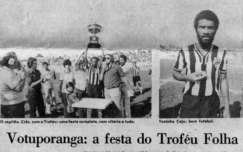 O Troféu Folha de São Paulo - No acesso à Divisão Intermediária do futebol paulista em 1978, a Votuporanguense conquistou o troféu “Folha de São Paulo”. O grande jornal da capital esteve representado pelos jornalistas Aroldo Chiorino e Gil Passareli. Na foto, o momento que o capitão da equipe Cido levantava o troféu e ao lado, o destaque é o jogador Toninho Caju, a estrela do time na época. A entrega do trofúu deu-se no dia 18 de março de 1978. Este recorte de jornal é da edição seguinte de 20 de março e nos foi enviada pelo colecionador Arlindo Galhart, a quem agradecemos a colaboração. 