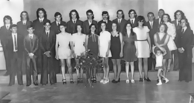 Formandos em Contabilidade - Os formandos do Colégio Comercial do ano de 1972. A Escola Técnica do Comércio “Cruzeiro do Sul”, que tinha entre os seus dirigentes o professor Cícero Barbosa Lima Júnior, era a única instituição de ensino que habilitava contadores comerciais (antigos guarda-livros como eram chamados). Desta turma podem ser identificados alguns conhecidos como Wilson Benini, Domingos Pablo, Pedro Gregui, Oliveira dos Santos Prates (Escritório Mercúrio), a radialista Oneide Lourenço Rivoiro, Luci Curral, Inês Commar, entre outros. A foto nos foi enviada por colaboradores. 