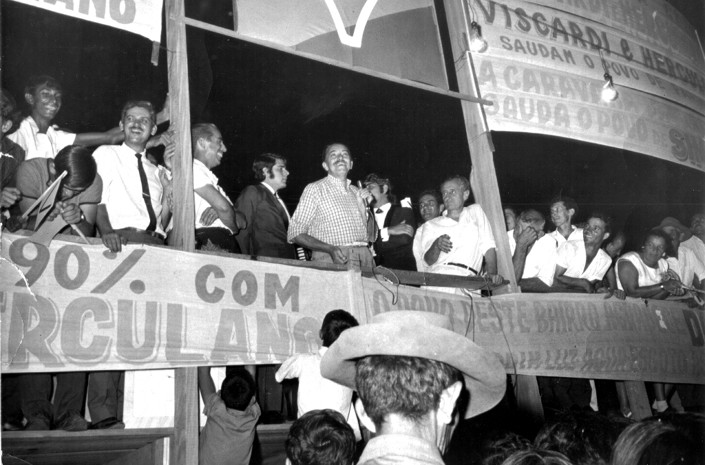 O comediante Amâncio Mazzaropi, o grande astro do cinema nacional nos anos 60 e 70, foi a atração maior para o encerramento da campanha política de 1968 em Votuporanga. Os candidatos a prefeito Octávio Viscardi e vice Herculano Beretta fecharam a campanha no pátio da estação. O comício até hoje é lembrado nas rodas políticas como um dos maiores da história, em vista da multidão que lá compareceu. Nesta foto, o artista comanda a festa no centro do palanque, tendo a sua direita o candidato a vice-prefeito e a esquerda o candidato a prefeito, além de outras personagens políticas da época. A foto é do arquivo pessoal de Luiz Antonio Pagliarani.