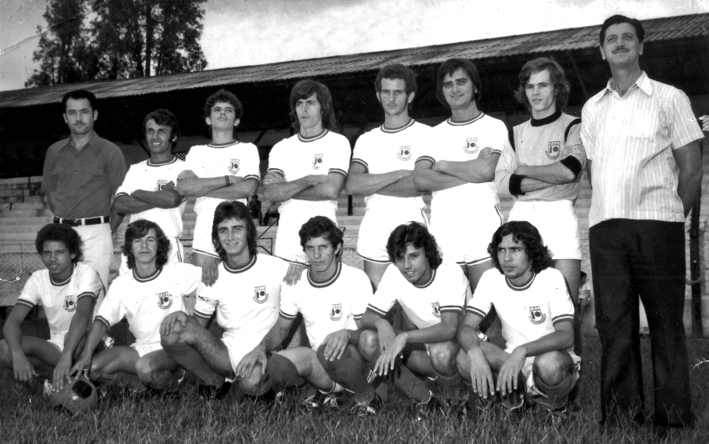 Esta equipe representou a Indústria de Móveis Plastilar, num campeonato promovido pelo SESI, no mês de maio de 1976. Na foto aparece muita gente conhecida. Confira quem são os personagens da equipe, da esquerda para a direita. De pé: Manoel Braga e os atletas Toninho, Zé Augusto, Natanael, Zé Roncolato, o advogado Gésus Grecco, Sarrafo e o dono da indústria Geraldo Grecco. Agachados: Tico, Carlito, Serafim Grecco, Zé Caim e Adãozinho.