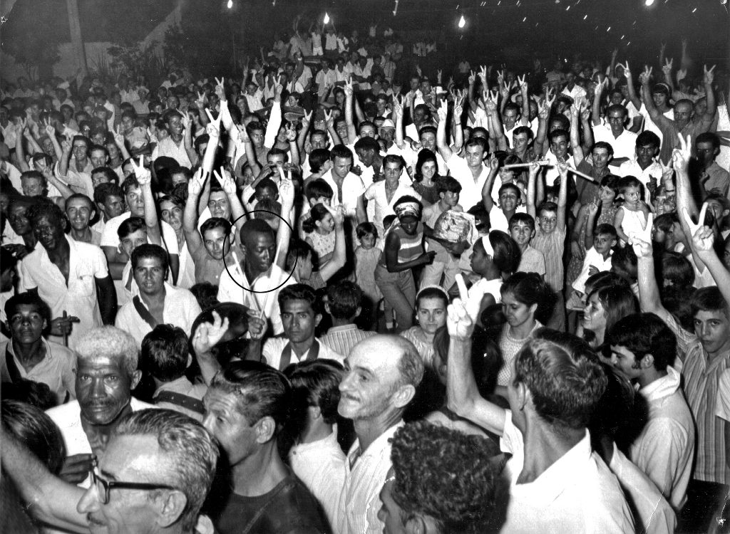 As acirradas campanhas políticas levavam multidões aos comícios de Votuporanga. A foto é de 1972, onde a disputa dos candidatos a Arena 1 (Luiz Garcia De Haro) contra a Arena 2 (Onofre de Paula) dividiu o eleitorado entre os partidários do Fubá (Onofre ganhou o apelido porque possuía uma fábrica de fubá) contra o Maracujá (Luiz De Haro era o candidato da situação numa época em que a Prefeitura de Nabuco incentivava o cultivo do Maracujá). A foto é de um comício na Vila Paes (em frente ao Lanchopão), apresentando os simpatizantes do Fubá. Veja a frente da escola de samba, o saudoso Francisco Osório de Camargo, o Fumaça.