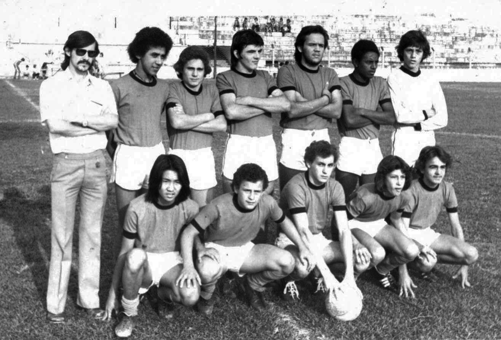 Esta foto é do ano de 1973. É a representação esportiva da Vila Paes que levou o nome do bairro no Campeonato Amador e jogos amistosos pela região. Da esquerda para a direita, em pé: o treinador Nélson Olgado, que também respondeu pela diretoria esportiva do Assary Clube de Campo, seguido de Moisés, Maurício Grippi, Zanin, Carlão, Quincas e Flávio. Agachados: Massao, Madalozinho, Galo, Paulinho e Cecílio. 