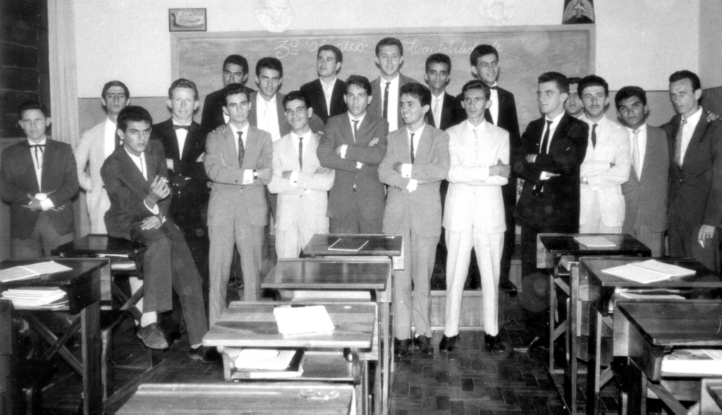 Eis a turma de formandos dos anos 1960 da Escola Técnica do Comércio “Cruzeiro do Sul”, dirigida pelo prof. Cícero Barbosa Lima Júnior e a profª Chamena. O grupo perfilou para esta foto na sala de aula, no dia da formatura. Entre outros, conseguimos identificar: Antonio Teixeira, Sebastião Vacari, José Dutra Filho, Elídio Roda Penha, Joaquim Antonio Lourenço, Jesus Beraldo, Zoroastro Pontes de Araújo, Roberto Carreteiro, Arnaldo Granzoto, Manoel Braolho, Cláudio Aranha de Souza e Davi Mendonça Pontes. A foto pertence ao álbum de família de Elídio Roda Penha.