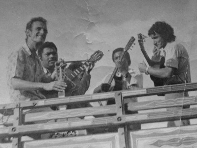 O animador sertanejo e renomado sanfoneiro Oscarito, pai do colunista esportivo do jornal A Cidade, Rogério Assis, aparece nesta foto com o violeiro Tião Carreiro, Bambico e Jacozinho, num show no final dos anos 70, em Parisi. O evento deu-se num campo de futebol, em cima da carroceria de um caminhão, que serviu de palco. A foto é do álbum de Rogério de Assis.