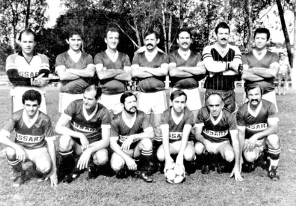 O Assary de 1985 - No Torneio Inter-Clubes -Masters, a equipe representativa do Assary Clube de Campo fez esta foto no dia 6 de outubro de 1985. Veja quem são os craques. De pé, começando sempre pela esquerda: Pedrão (goleiro), Milton (Grilo), Valter Moretti, Nélsinho Olgado, Jair Sampaio, Luiz C. Teixeira (goleiro) e Valdir Petenucci. Agachados: Orlandinho Belotto, Osmar Malerba (Violão), Paulinho Olgado, Darci Pereira de Moura, Sebastião De Haro e José Pires. Os “boleiros” da época falavam que esse time era “encardido”. A foto é de Paulino Mateus Olgado.\r\n