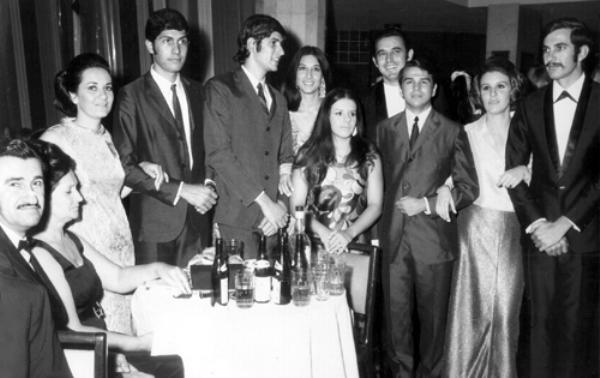 Baile de formatura - Noite de Gala para os formandos em Direito, turma de 1969. O local é a sede do Tênis Clube de Campinas. É o Baile de Formatura da advogada Marlene Sarkis. Entre os presentes, algumas de suas colegas banharelandas e um grupo de amigos votuporan-guenses. Veja da esquerda para direita sentado: Jorge Sarkis e dona Olga Sarkis; em pé a formanda Marlene Sarkis, Cícero Barbosa Lima Neto, Ricardo Barbosa Lima, Izzá Anção, seguem outros três formados de Campinas, e na direita Dilma Muniz e Antonio Carlos Sarkis (Toninho). 