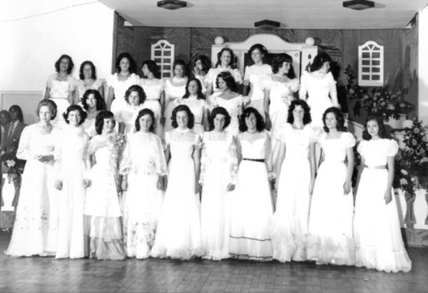 O Baile das Debutantes - Uma foto espetacular apresentando no palco do Votuporanga Clube, as Debutantes dos anos 70. Veja a decoração especial do clube para o Baile de Gala.  Como era exigência para o evento, o branco era privativo das Debutantes. Esta promoção fazia parte do calendário anual do Votuclube. Sempre muito concorrida, com o devido glamour, o “Baile das Debutantes” tinha como atração principal o “galã da novela das 8”, além da animação musical com as melhores bandas que percorriam o país. Quem viu, jamais esquece.