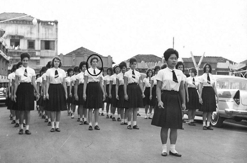 Recentemente, Votuporanga perdeu uma das suas personagens conhecidas. Morreu Márcia Marin, de tradicional família. Do álbum de família de Humiko Takeo, encontramos a foto que ilustra esta nota para o Túnel do Tempo. Trata-se de um desfile cívico com a participação da Escola Normal no ano de 1962. Márcia Marin, no detalhe, aparece ao centro na primeira fila, tendo a sua esquerda Lori e Wanda Matiel. 