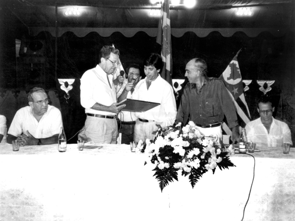 O saudoso deputado federal Roberto do Valle Rollemberg, de Jales, teve votos e reconhecimento ao seu trabalho em Votuporanga. Nesta foto dos anos 80 a homenagem é da Associação Comercial. Na foto duas lideranças do comércio: João Herrera Martins e Sebastião De Haro entregam honraria ao parlamentar. Na mesa, a esquerda o então prefeito João Antonio Nucci e na outra ponta João Correia Batista Sales (que era prefeito de Álvares Florence)