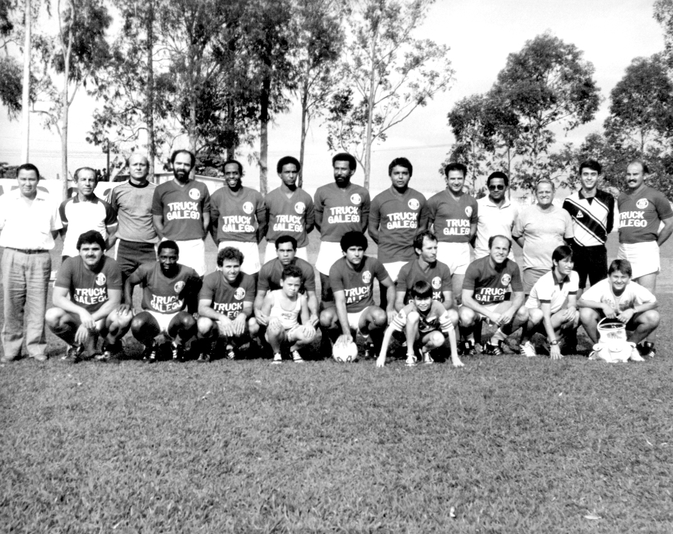 Veja o time do Clube dos 40 no seu próprio campo. Dorival Veronezi, Albano, Zé Branco, Cidão Branco, Vicente, Stélio, Carlos Alberto, Nandinho, Tambor, Pinha, Jaime Gil, Leilé e Jó. Agachados: Peixoto (Minhocão), Silva, Mi, Miltinho, Betinha, José Carlos (Cecê), Zé Carlos (Barriga), Di Veronezi e Ricardo Marquiori. A foto é da década de 80 e pertence a José Roberto Marquiori (Zé Branco)