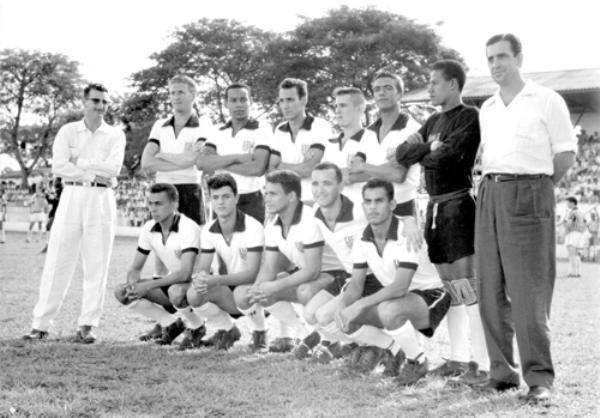 A Votuporanguense de 1960 - Eís a equipe da AA Votu-poranguense, destaque da terceira Divisão do Futebol Paulista. Da esquerda para a direita, de pé: Plínio Marin (que hoje dá nome do estádio), Neguinho, China, Jurani, Zanca, Alfredinho, Raimundinho e o prefeito Dalvo Guedes. Agachados: Bagüá, Português, Touro, Mauricinho e Carangola. Esta foi uma das grandes formações que a alvinegra já teve. A foto pertence ao arquivo pessoal do ex-zaqueiro Nei, que atuou pela Votuporanguense entre outros clubes.