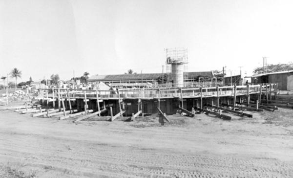 Reservatório da Vila Muniz - Esta foto é do dia 3 de outubro de 1978. Destaque para a construção do reservatório de água da Vila Muniz (o Poção). Veja ao fundo a construção também da caixa d´agua elevada. A obra foi realizada pela administração municipal comandada pelo prefeito Dr. João Antonio Nucci. O superintendente da Saev na época era o servidor da autarquia Frutuoso Martin Jurente. A foto nos foi remetida pelo servidor (e nosso colaborador) Antônio Carlos Ferreira.